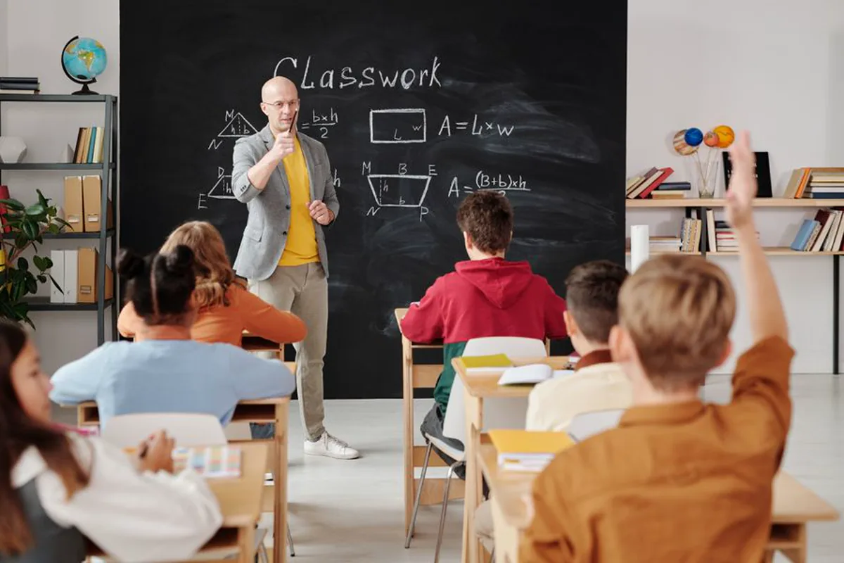 Secondary school classroom lit by anti-glare school lighting track with students reading the blackboard comfortably